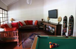 内罗毕牛羚生态帐篷营地的客厅设有台球桌和电视。