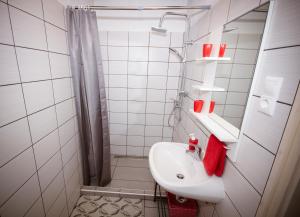 包道乔尼托毛伊克斯纳克莉莉娜公寓的白色的浴室设有水槽和镜子
