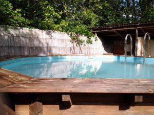 Paussac-et-Saint-Vivien热奈特度假屋 的前面设有木桌的游泳池