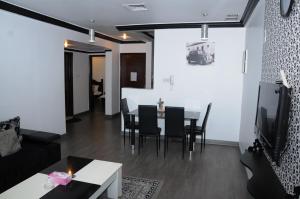 科威特奥林扎塔楼品质公寓的客厅配有桌椅