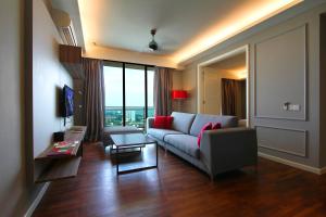 马六甲海岸酒店及公寓的客厅配有沙发和桌子