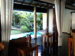 罗威那Villa Jati - Private Poolside Villa Central Lovina的享有游泳池景致的客厅