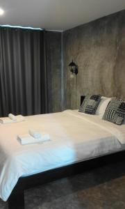 帕府月亮阁楼悦来酒店的一间卧室配有一张大床和两条毛巾
