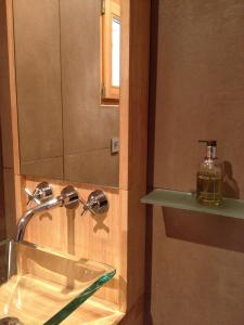 塔卢瓦尔180度湖景别墅的一间带水槽和一瓶肥皂的浴室
