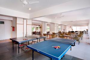 罗纳瓦拉Villa San Lawrenz的配有乒乓球桌和椅子的房间