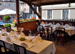 盖尔绍盖尔绍图比利酒店的餐厅配有桌椅和白色桌布