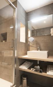 哈莱姆哈勒莫里德德佐特因瓦酒店的一间带水槽和淋浴的浴室