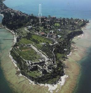西尔米奥奈Suite Deluxe a Villa Paradiso的海洋岛屿的空中景观