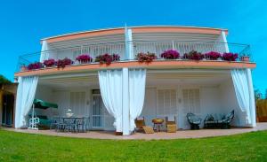 内图诺里贾纳别墅住宿加早餐旅馆的圆屋,带鲜花的阳台