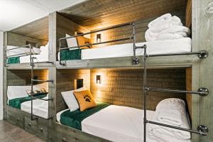 Forge Chalet- Cozy Stay with Bunks, Views and Hot Tub