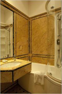 罗马圣皮欧别墅酒店的一间带水槽和淋浴的浴室