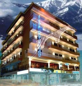 卡泰里尼奥林匹亚酒店的一座大建筑,底楼是积雪覆盖的山