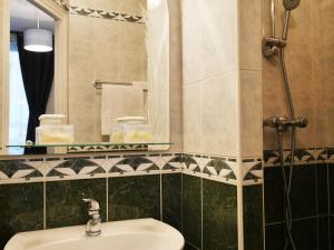 巴黎艾文莉容基耶尔酒店的一间带水槽和镜子的浴室