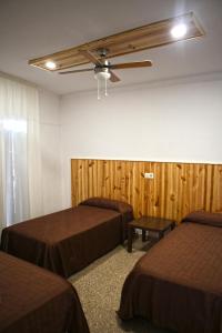 布拉内斯米兰达旅馆 的客房设有两张床和吊扇。