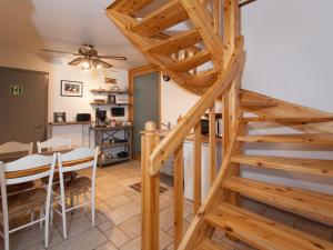 塞尔福斯SKOLO公寓的一间厨房和带木制螺旋楼梯的用餐室