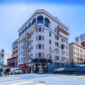 旧金山格兰特广场酒店的街道拐角处的白色建筑