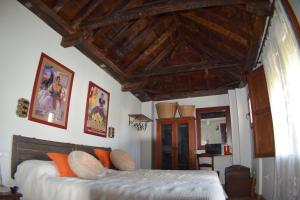格拉纳达拉米拉卡门公寓的一间卧室设有一张木天花板床。