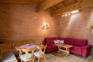 达拉斯Bauernhof Wildfang的客厅配有红色的沙发和桌子