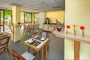 班纳萨克Hotel Eco - A75的厨房以及带桌椅的用餐室。