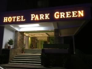 波季Hotel Park Green的带有酒店公园绿意标志的酒店入口