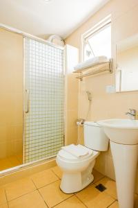 昆达桑京那巴鲁西岭度假酒店的浴室配有卫生间、盥洗盆和淋浴。