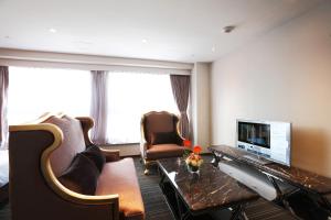 香港俪凯酒店的酒店客房设有电视和客厅。
