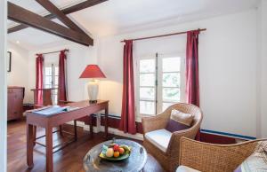琅勃拉邦贝莱福精品酒店的客厅配有书桌和桌椅