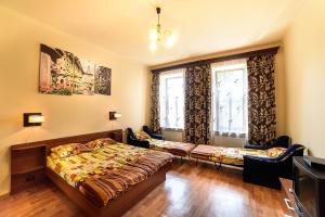 利沃夫Apartments Nekrasova-Rufa 23的一间卧室设有两张床、一台电视和一扇窗户。