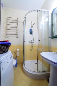 利沃夫Apartments Nekrasova-Rufa 23的带淋浴和盥洗盆的浴室