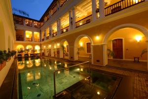 蓬蒂切里帕莱马埃酒店的一座室内游泳池,位于一座建筑中
