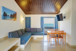 阿尔布费拉3HB Golden Beach的客厅配有沙发和桌椅