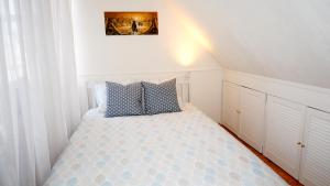 派尔努A5 Studio的小卧室配有带蓝色枕头的床
