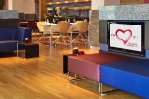 波恩波恩城际酒店的大堂设有一台带心形屏幕的电视