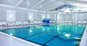 鲍里斯皮尔乐格娜经济酒店的大房间的一个大型游泳池