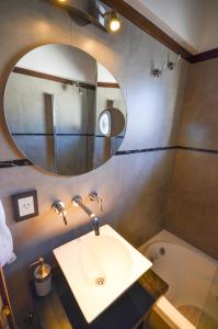 圣卡洛斯-德巴里洛切Balcones al Nahuel的一间带水槽和镜子的浴室