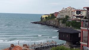 索佐波尔Anteya Serdika Apartments的享有海滩、建筑和大海的景色