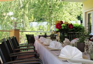 拉伊韦斯罗特旺德酒店的长桌,带餐巾和鲜花