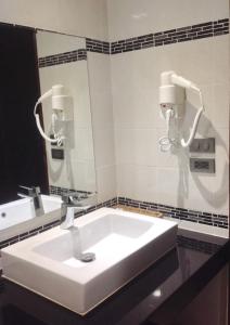 奈扬海滩David Residence的浴室设有白色水槽和镜子
