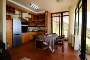 莫尼兹港Cottage Ocean View的厨房配有桌椅和冰箱。