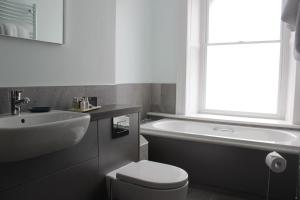 巴茅思The Tilman的浴室配有盥洗盆、卫生间和浴缸。