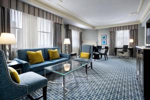 多伦多费尔蒙特皇家约克酒店的客厅配有蓝色的沙发和桌子