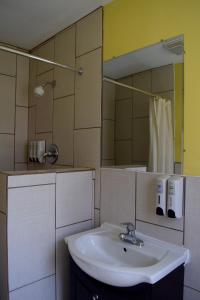 明尼阿波利斯斯内林汽车旅馆 的一间带水槽和镜子的浴室