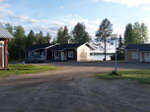 RistijärviRistijärven Pirtti Cottage Village的车道上停放着一辆汽车的一群房子
