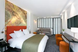 巴黎斯嘉丽酒店的酒店客房设有一张大床和一张沙发。