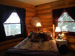 卡利斯佩尔The Garrison Inn a Montana Bed & Breakfast的小木屋内一间卧室,配有一张床