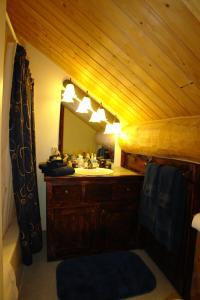 卡利斯佩尔The Garrison Inn a Montana Bed & Breakfast的一间带水槽和镜子的浴室