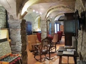 Oix马斯皮内达农家乐的客厅设有石墙和壁炉