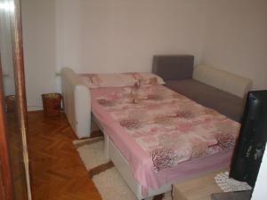 布德瓦Apartment Babin do的一间带床和沙发的小卧室