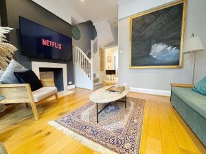 Stylish Duplex Condo Opposite Hyde Park