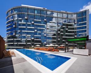 悉尼达令酒店的一座大型建筑,前面设有一个游泳池
